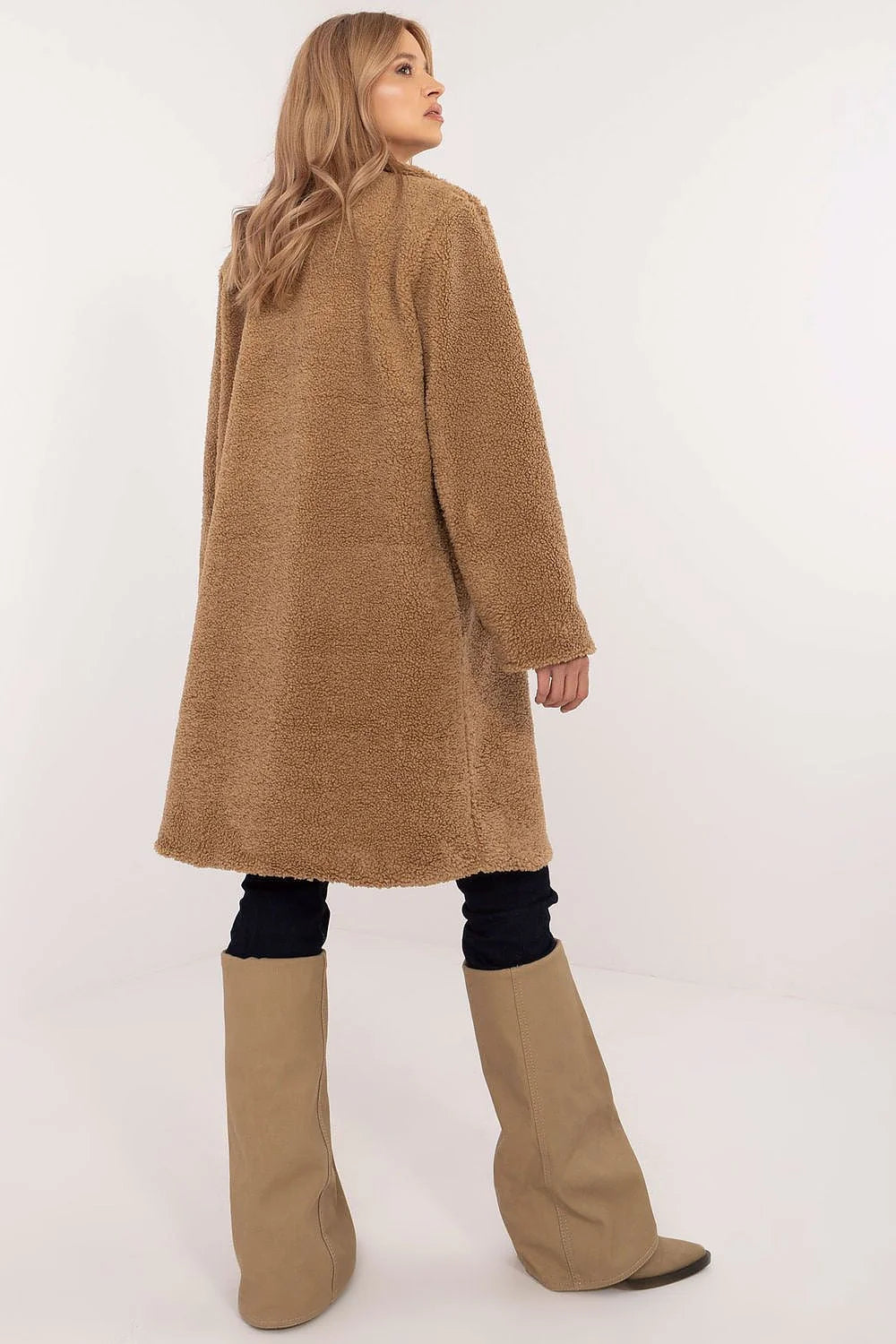 Manteau Italy Moda design moderne peluche couleur camel longueur genoux col à revers bouton unique poches latérales manches longues polyester viscose automne hiver femmes