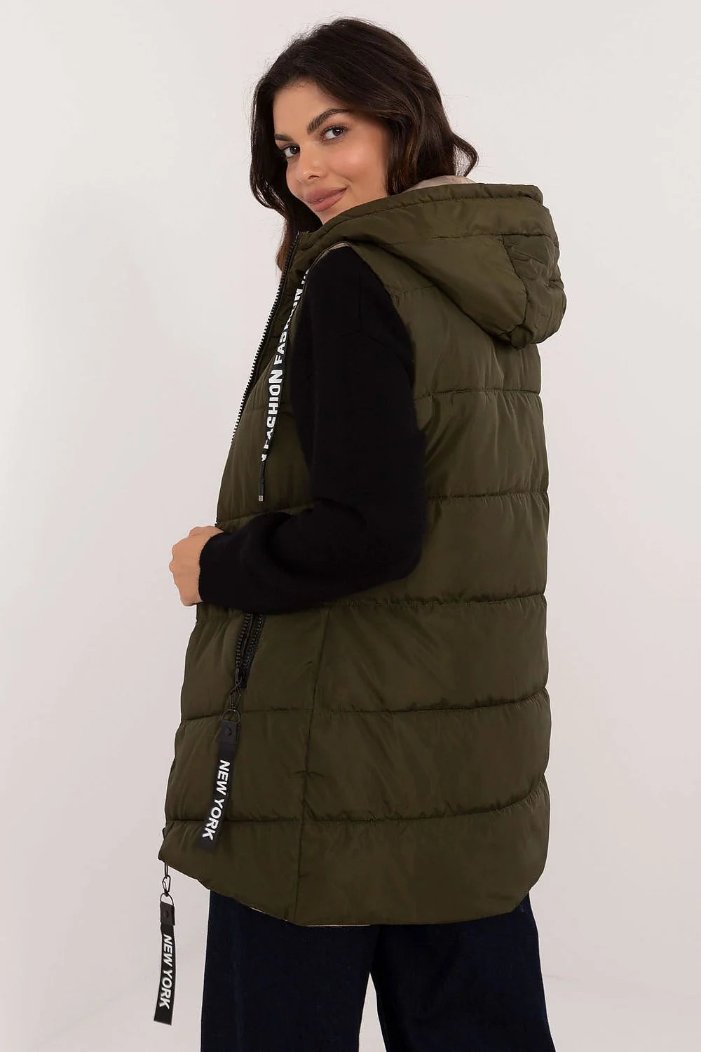 Gilet matelassé pour femmes sans manches style urbain couleur kaki avec capuche et poches zippées polyester isolant synthétique automne hiver printemps