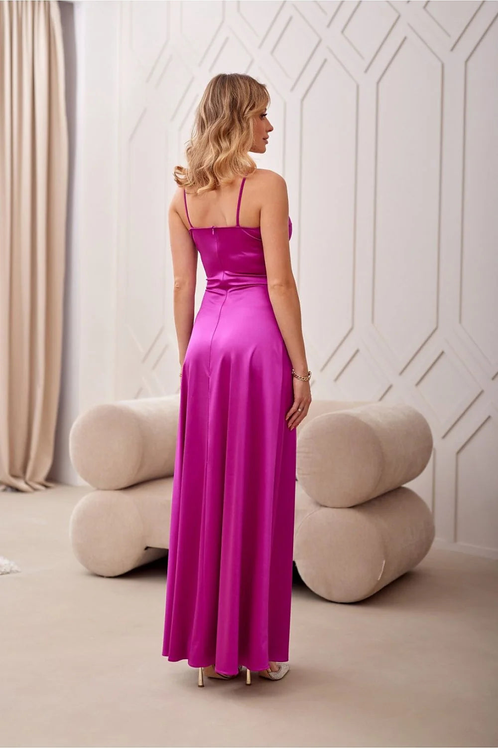 Robe longue fuchsia Roco Fashion décolleté croisé bretelles fines tissu satiné fente latérale taille ajustable occasion spéciale femme
