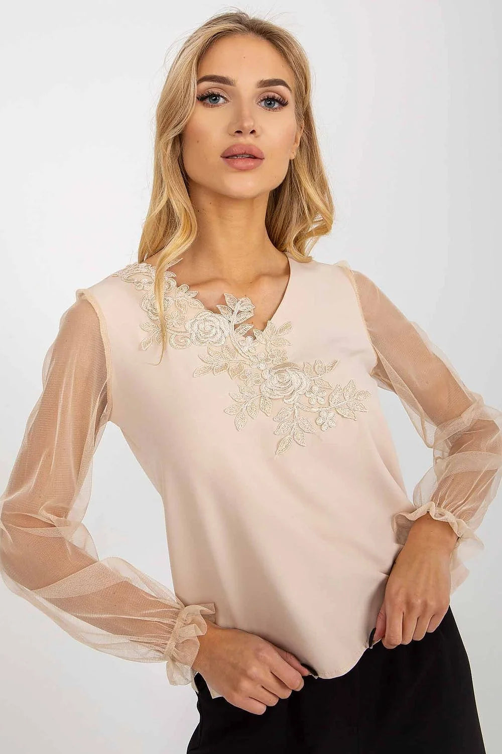 Chemisier Lakerta femme élégant romantique dentelle broderie florale tulle transparent manches bouffantes poignets volants col V coupe droite fluide beige