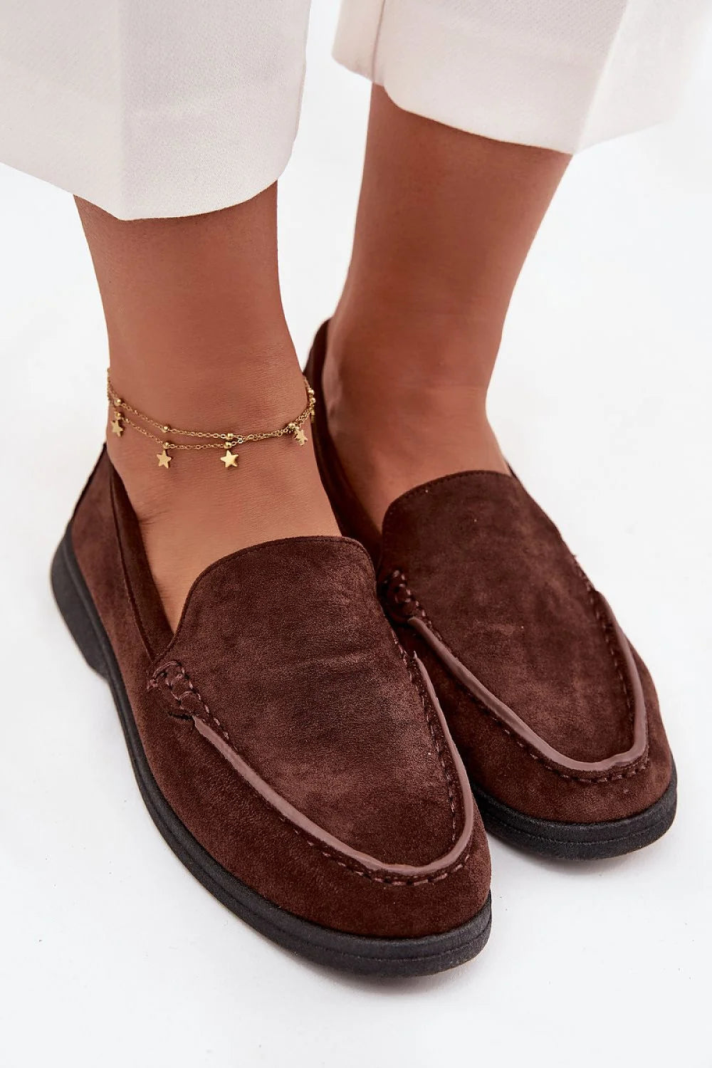 mocassins femme écosuède souple marron chocolat slipon rond surpiqûres galon verni semelle caoutchouc plate couture élégante chic décontracté bureau confortable
