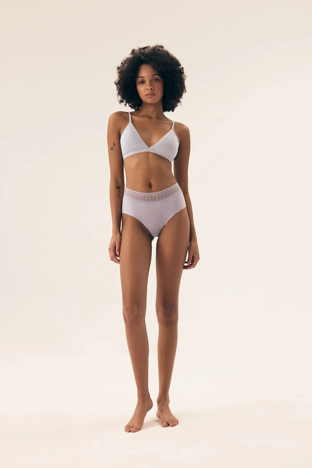 Ensemble de sous-vêtements féminin Culottes Henderson, soutien-gorge triangle sans armatures, dentelle, taille haute élastiquée, matériau doux, couleur lavande claire, design élégant, français
