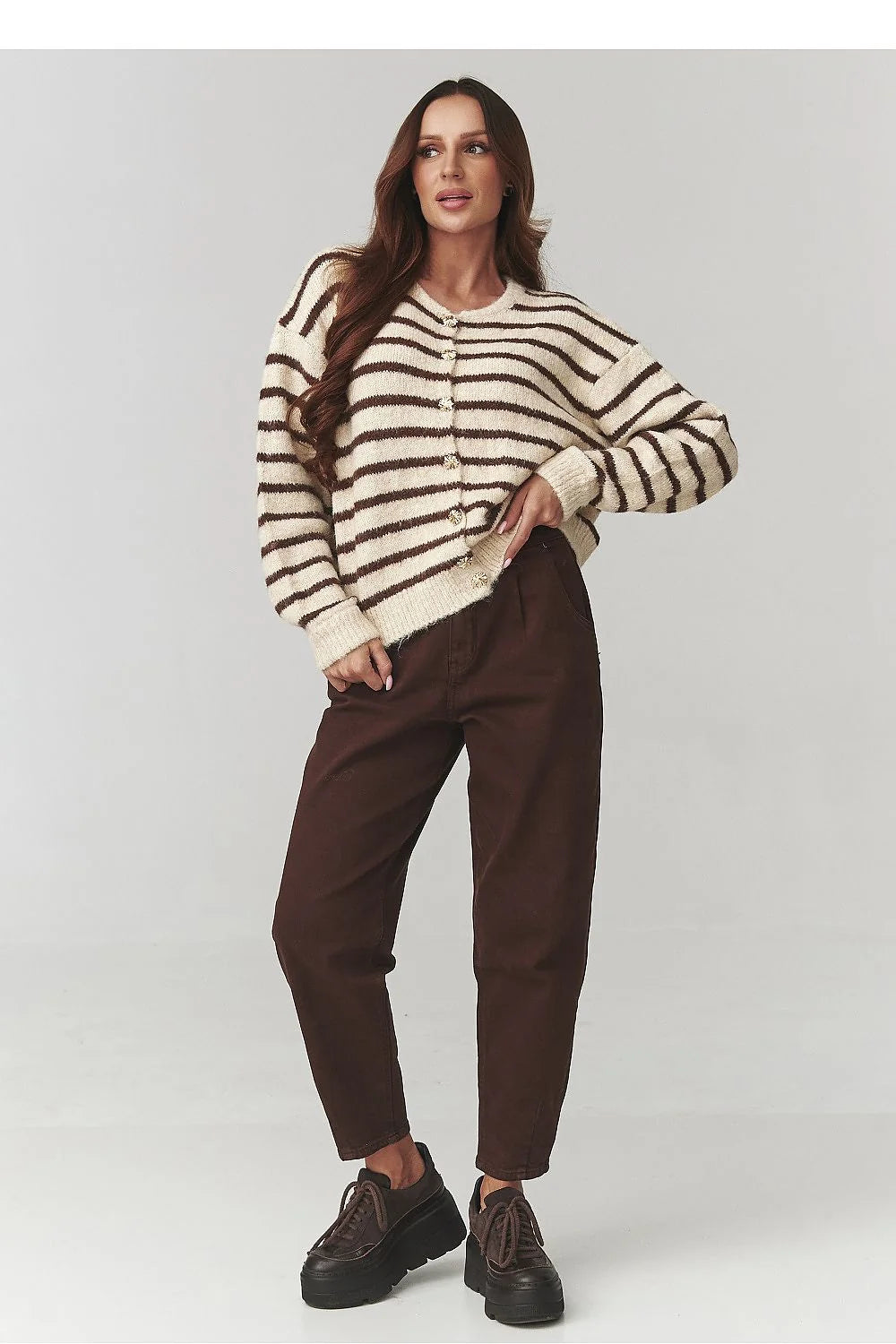 cardigan femme oversize maille duveteuse crème rayures horizontales marron coupe courte épaules tombantes encolure ronde manches longues côtelées