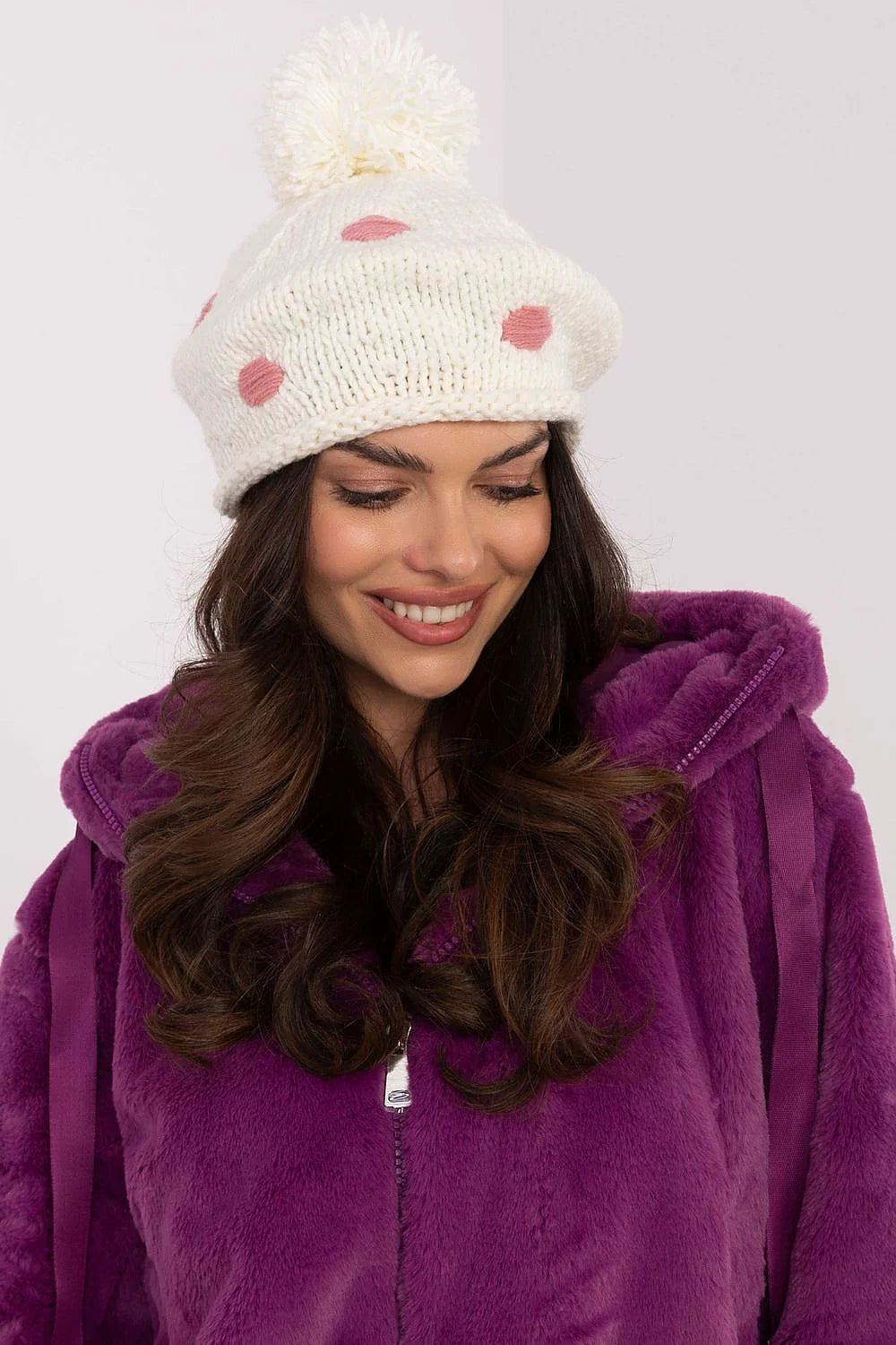Bonnet à pompon motifs pois en laine douce veste fourrure violette pour femme hiver mode élégante