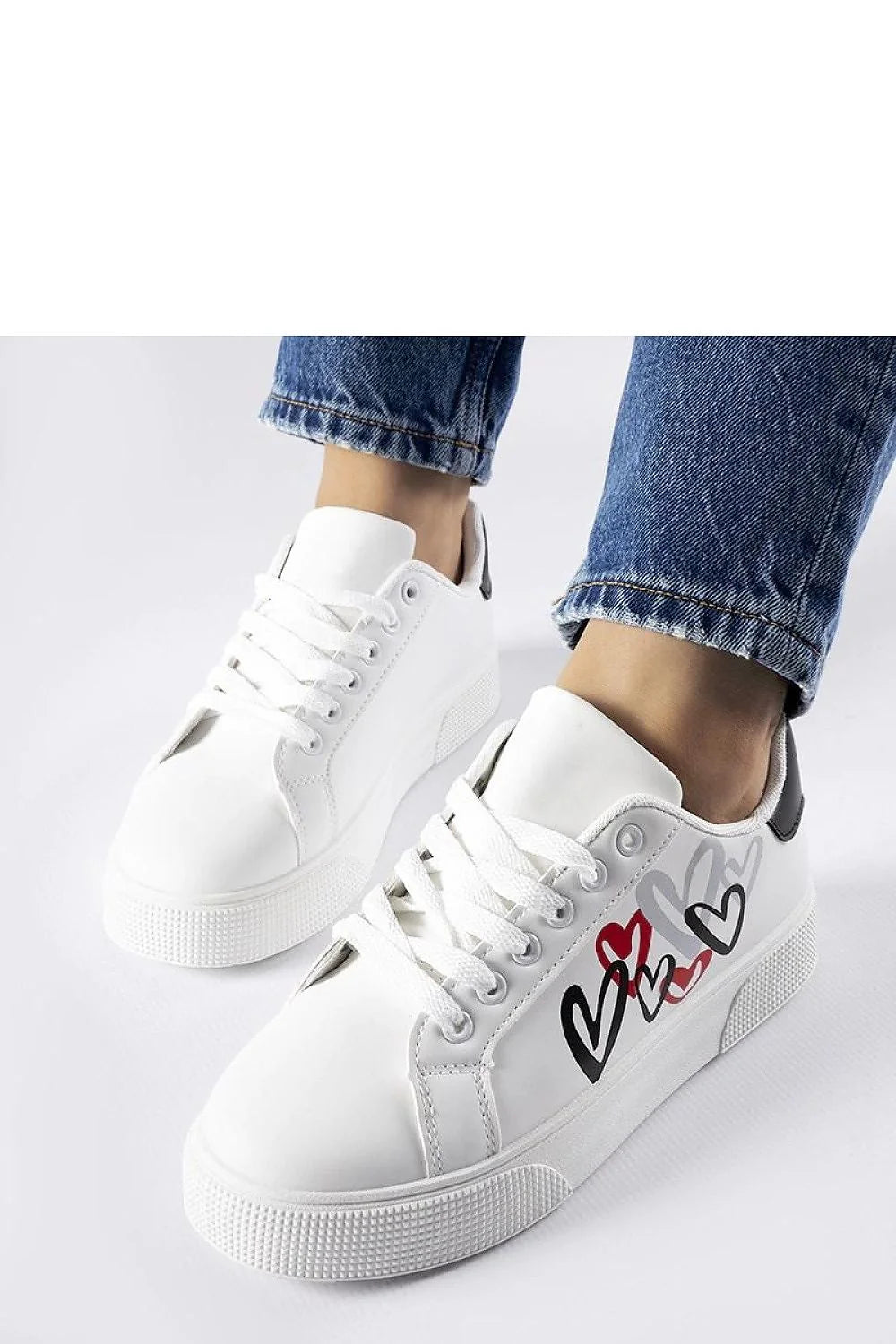 baskets plateforme blanches cœurs gravés cuir écologique semelle épaisse antidérapante talon5cm lacets œillets respirante confortable durable élégante casual urbaine moderne