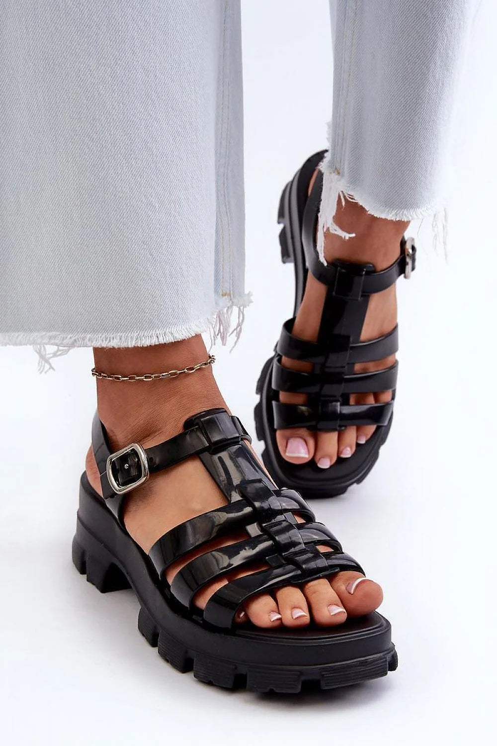 Sandales contemporaines style audacieux plateforme épaisse cuir verni noir bride ajustable sandales femmes végétaliennes recyclables Zaxy