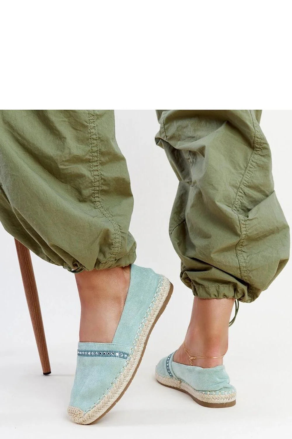 espadrilles femme été 2024 suédine bleu pastel semelle corde tressée caoutchouc bout fermé plates légères confortables brodées perles coutures visibles