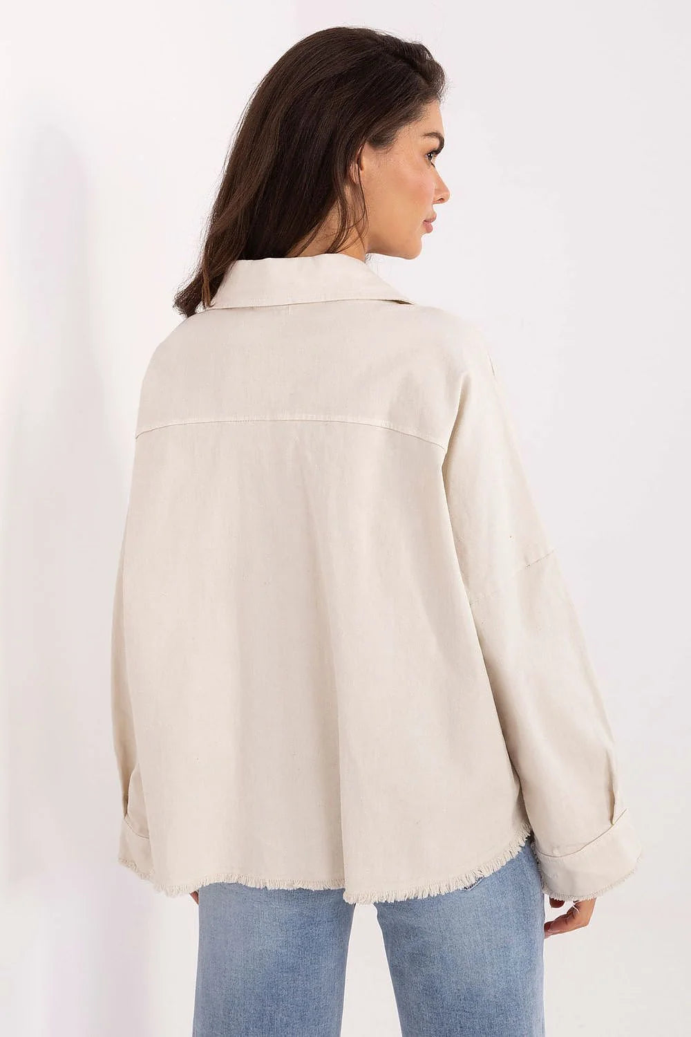 chemise shacket oversize crème coton denim épais coupe droite courte col chemise fermeture boutonnée poches poitrine rabat ourlets effilochés