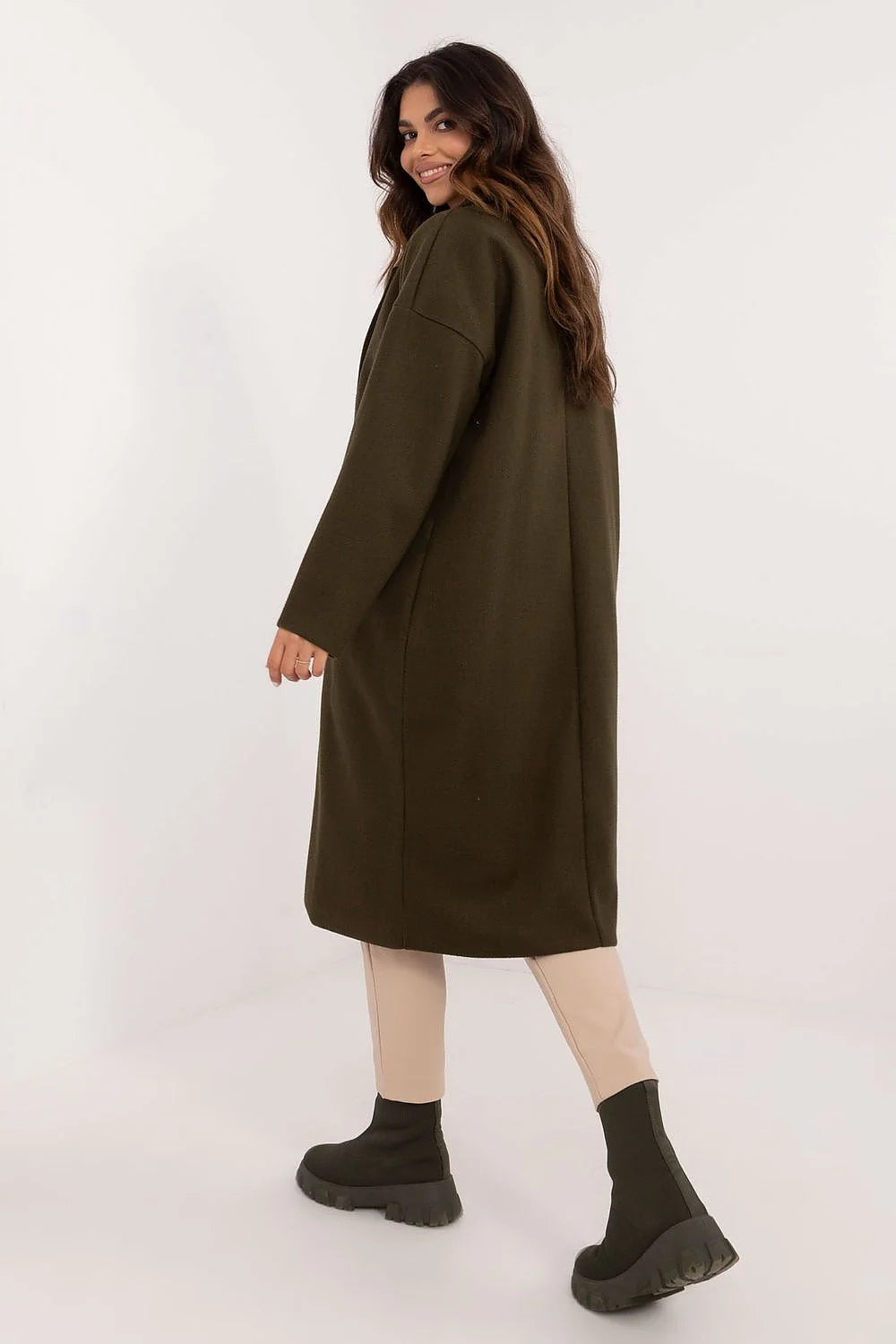 Manteau classique pour femme en laine vert olive longueur genoux épaules tombantes poches latérales bouton noir style intemporel