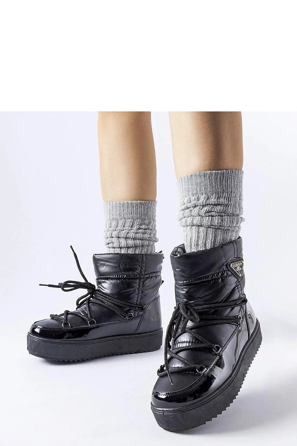 Bottes de neige Solea femmes matériau brillant couleur noire design moderne lacets zigzag doublure chaudes occasions hiver urbain