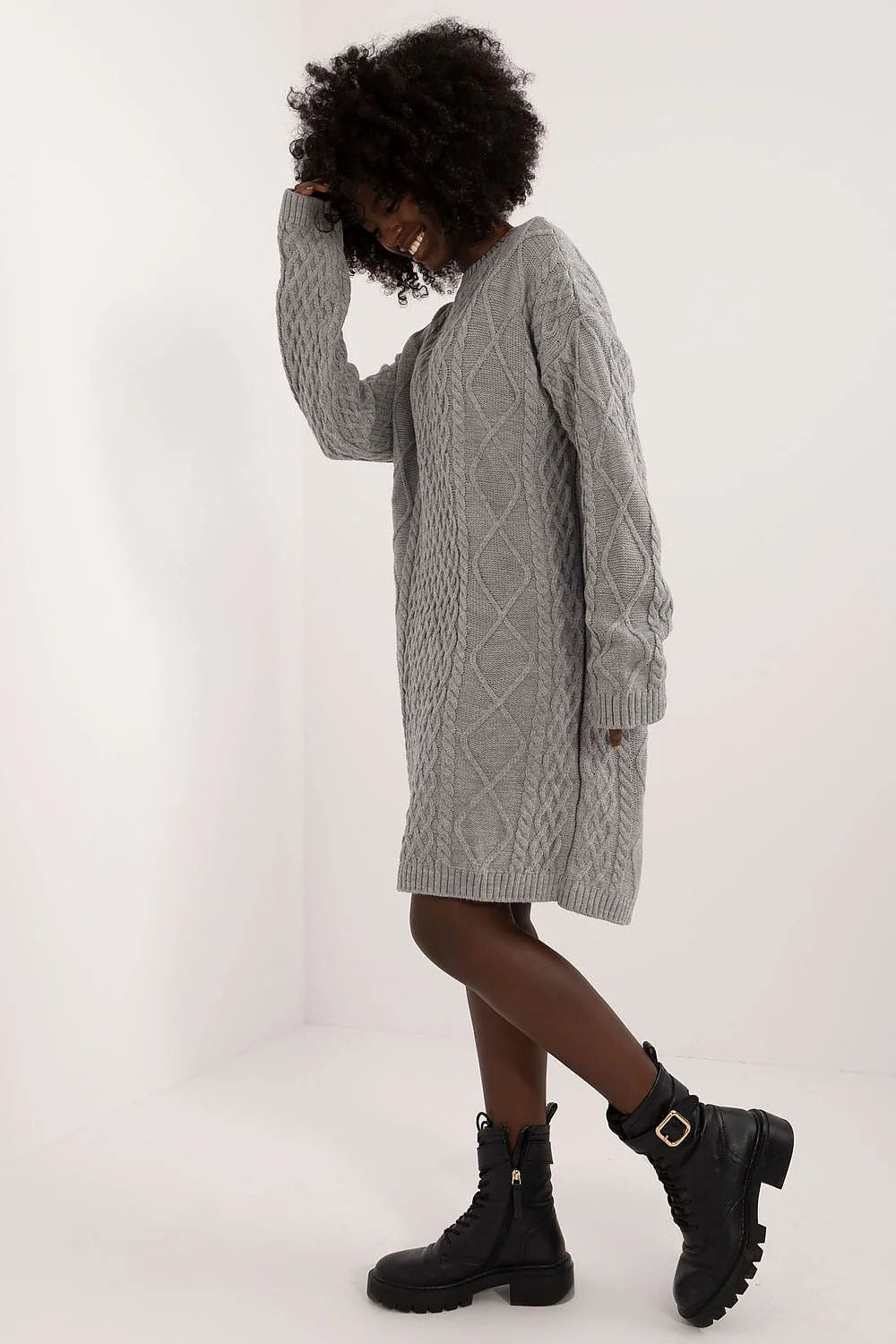 Robe pull hiver femme maille épaisse motifs torsadés couleur gris clair manches longues coupe ample