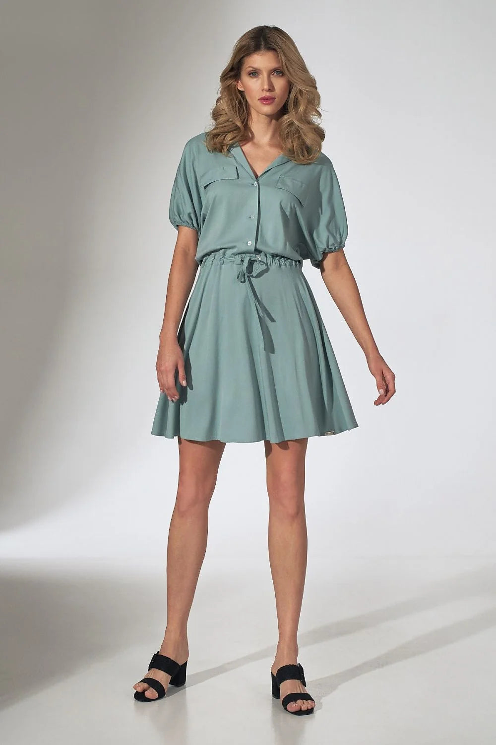 Robe satinée élégante rose saumon manches bouffantes col classique ceinture intégrée style raffiné femme