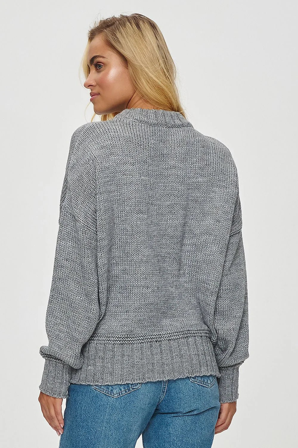 Chandail Makadamia pour femme style moderne couleur grise matériau confortable coupe ample manches longues neckline rond