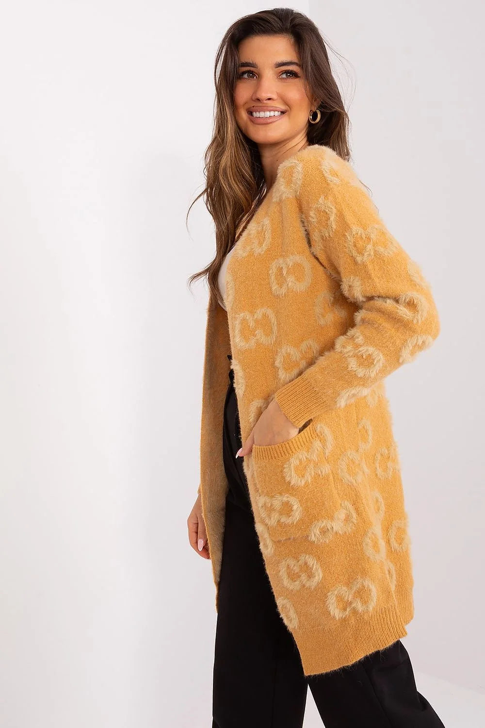 Cardigan femme style décontracté moderne motif pois flou jaune moutarde beige clair long manches longues poches côtelées