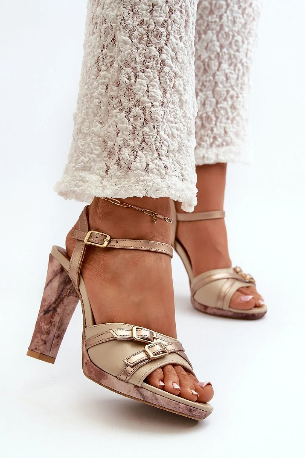 sandales talons stiletto Maciejka cuir naturel beige brides multiples boucles dorées cheville rembourré semelle marbrée plateforme élégantes