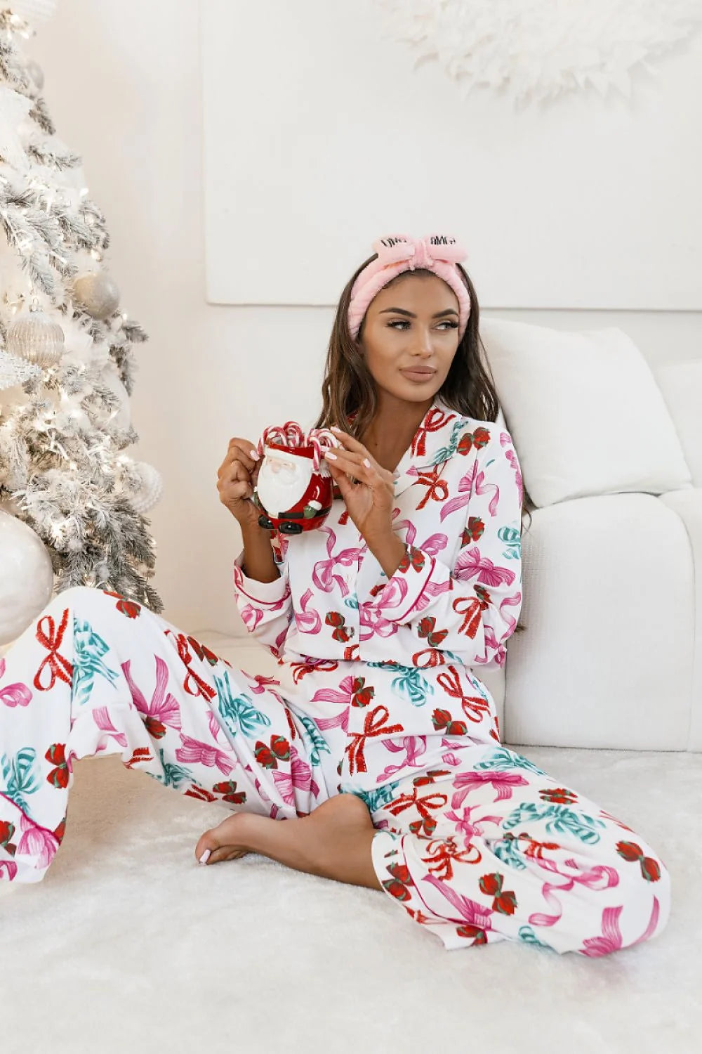 ensemble pyjama femme deux pièces viscose élasthanne doux fluide blanc imprimé nœuds roses rubans rouges coupe détente pantalon long
