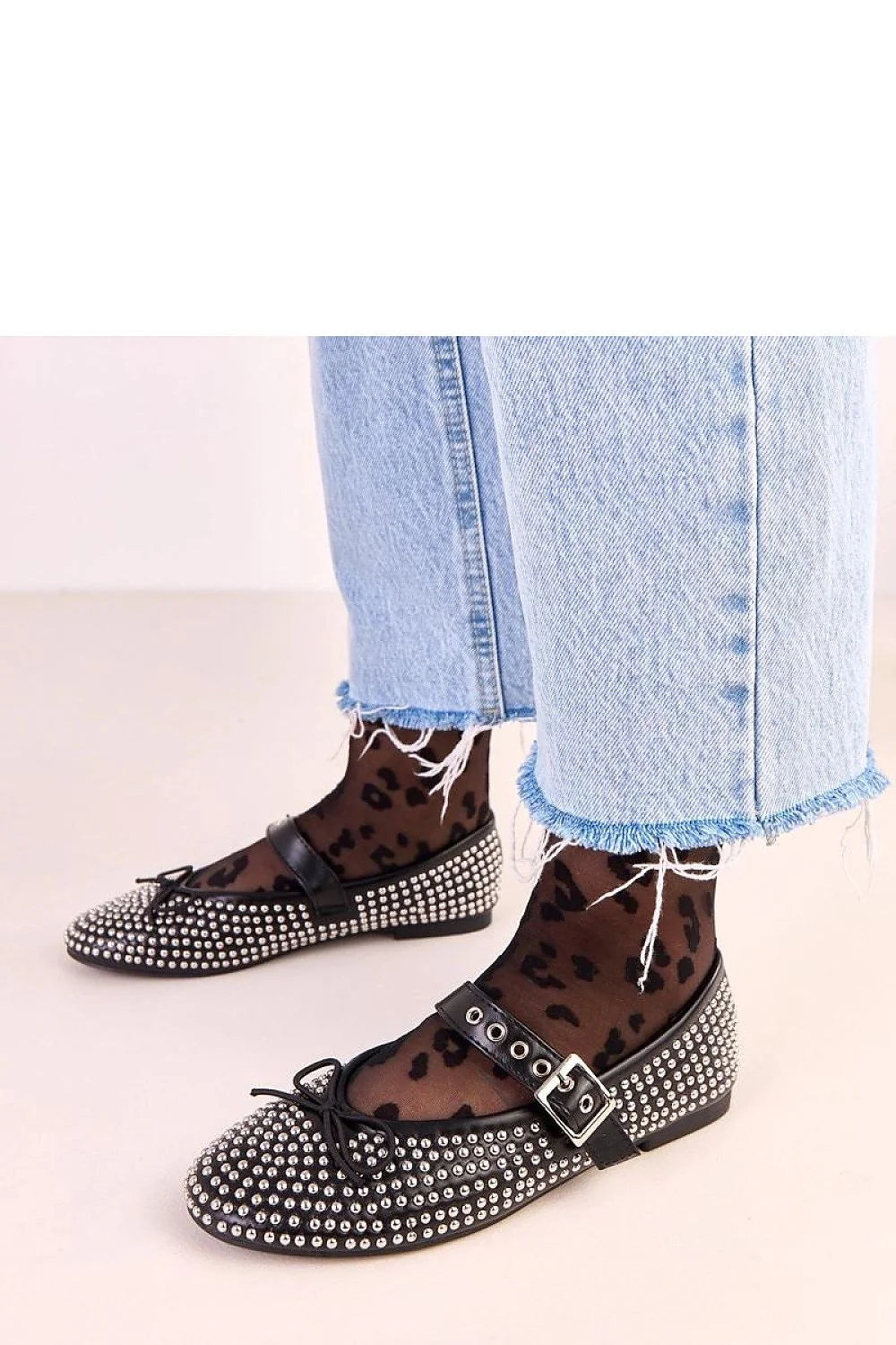 ballerines femme plates noires similicuir bout rond clous rivets métalliques argentés nœud avant bride chevillère réglable boucle argentée