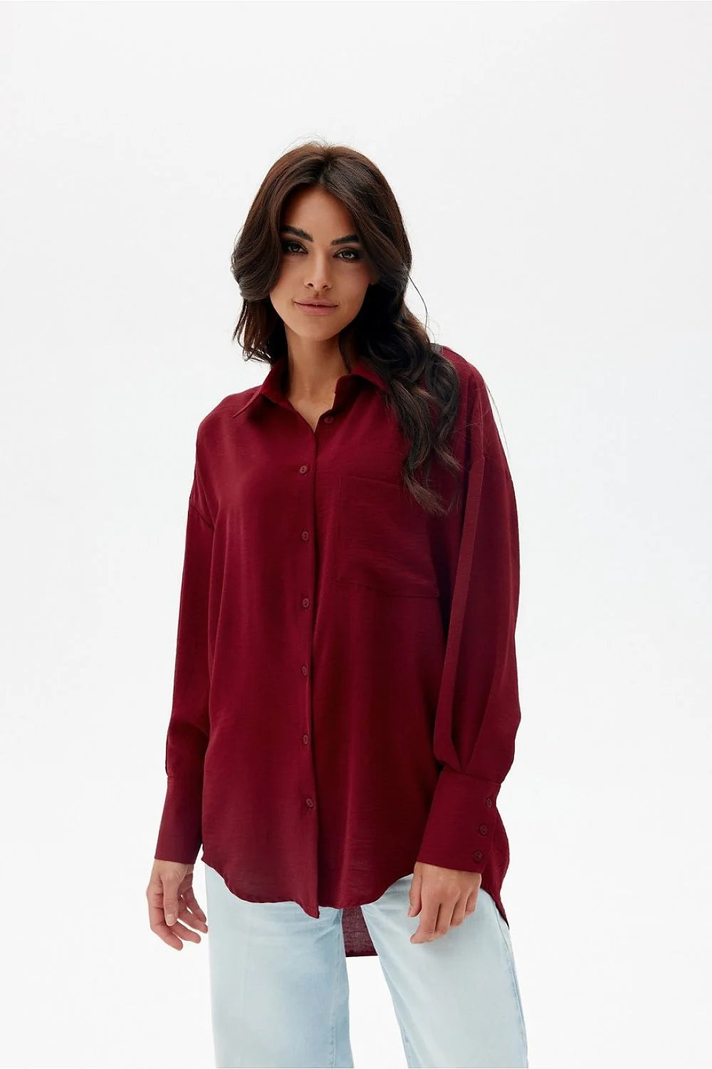 Chemise féminine asymétrique longue manches longues couleur bordeaux coupe oversize style élégant décontracté femme