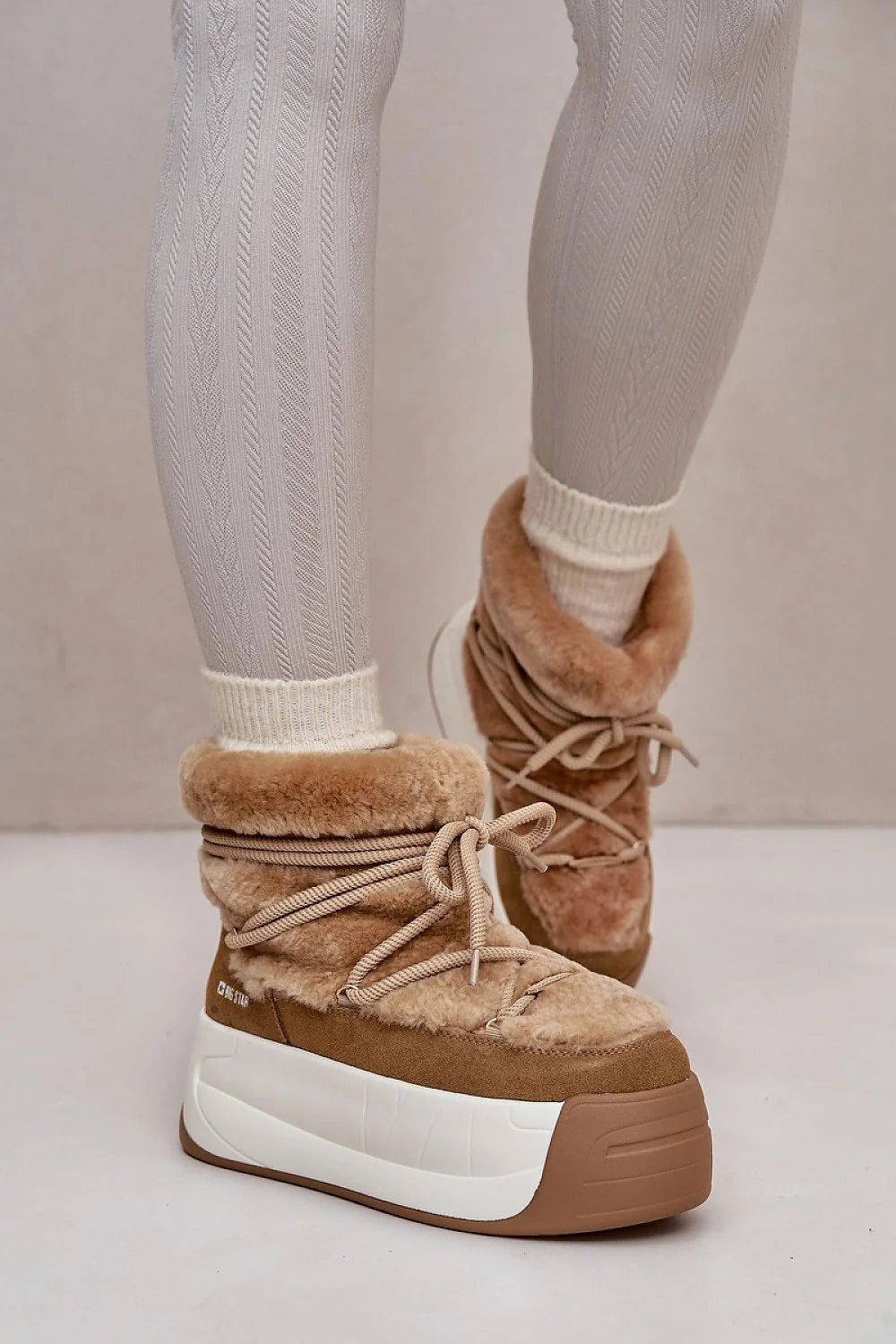 Bottes de neige pour femmes design moderne fonctionnel fausse fourrure beige cuir daim semelle antidérapante hauteur cheville lacets beige