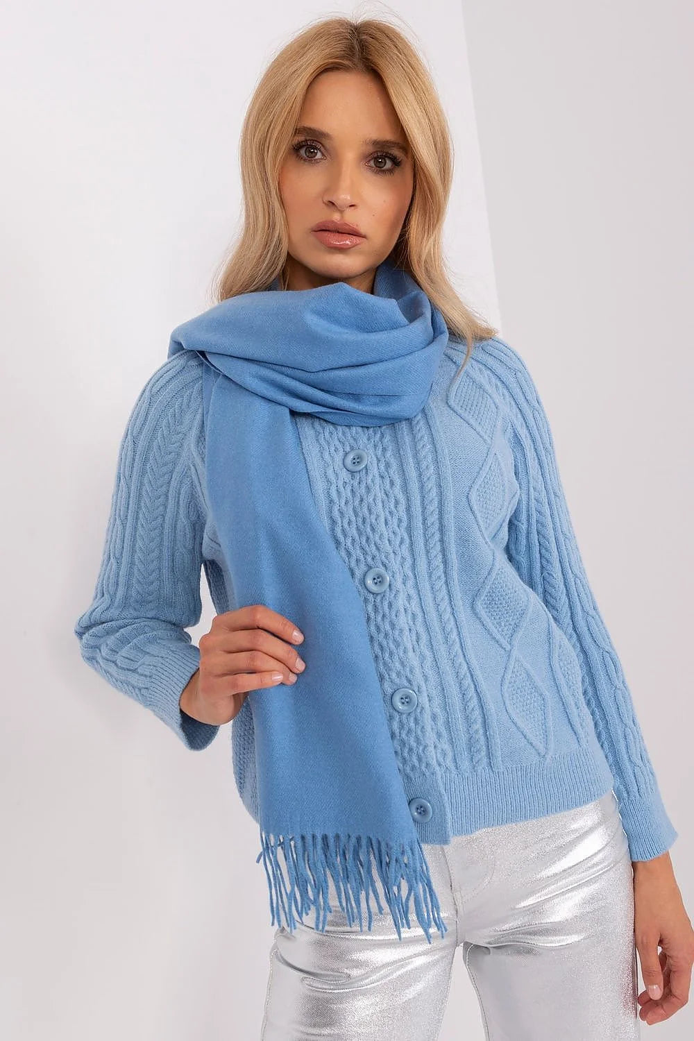 ensemble pull écharpe maille torsadée bleu ciel cardigan court boxy boutons assortis motifs losanges câbles franges douce chaude féminine cosy