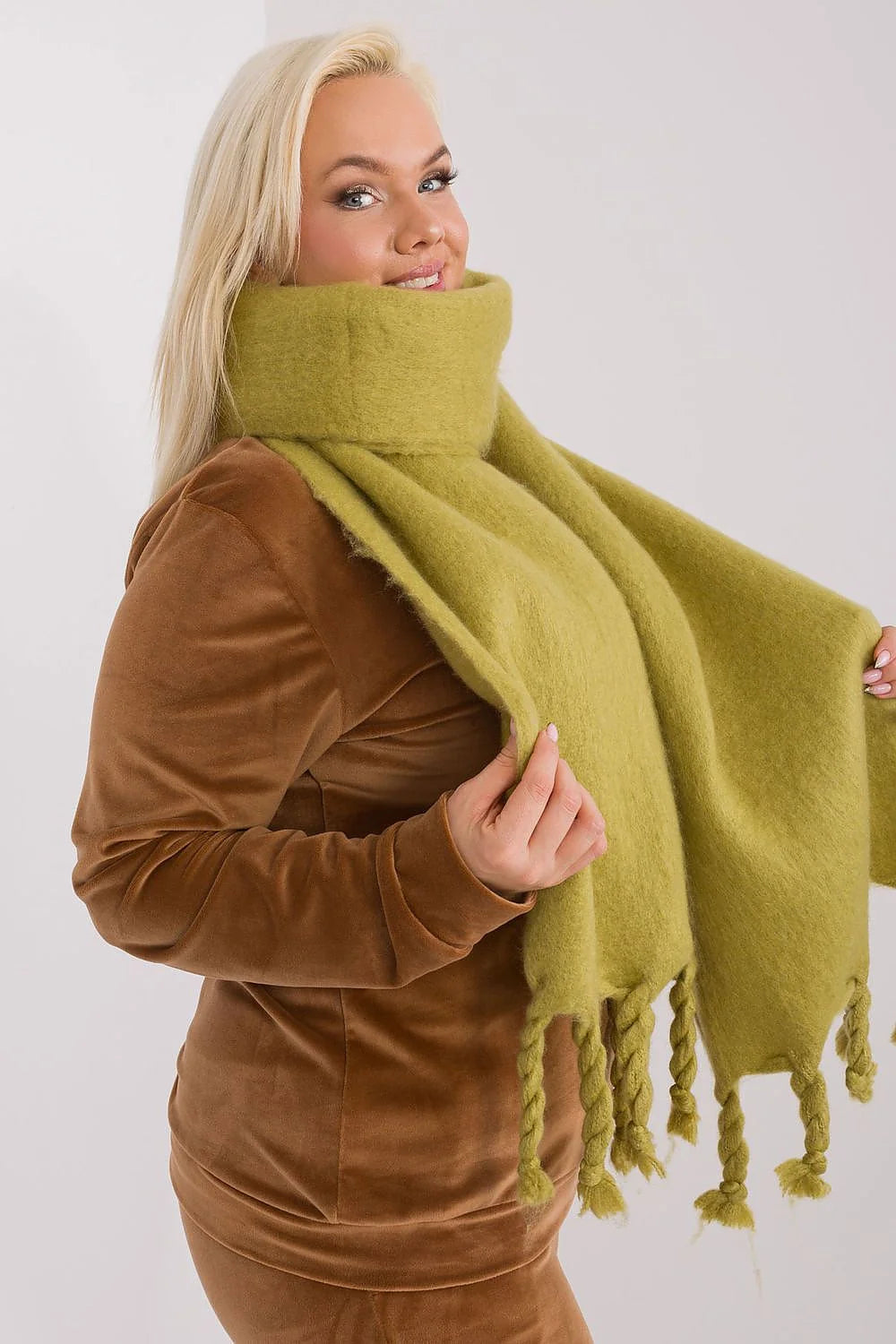 Écharpe pour femme design rectangulaire franges tressées couleur olive vert laine polyester mode hiver automne accessoire pompons