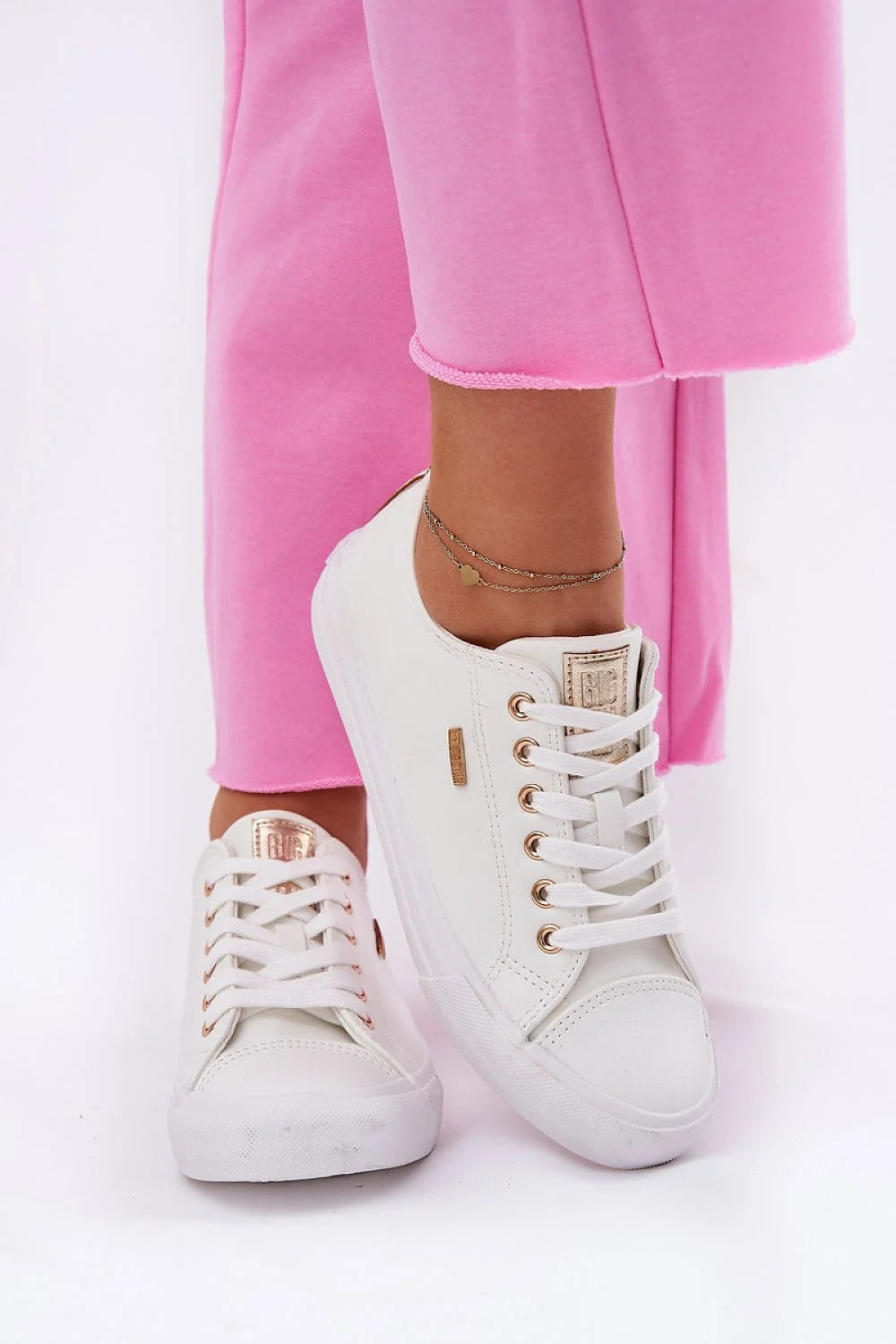 baskets femme basses blanches cuir synthétique lisse lacets œillets dorés plaque logo or rose semelle caoutchouc confortable résistante