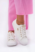 baskets femme basses blanches cuir synthétique lisse lacets œillets dorés plaque logo or rose semelle caoutchouc confortable résistante