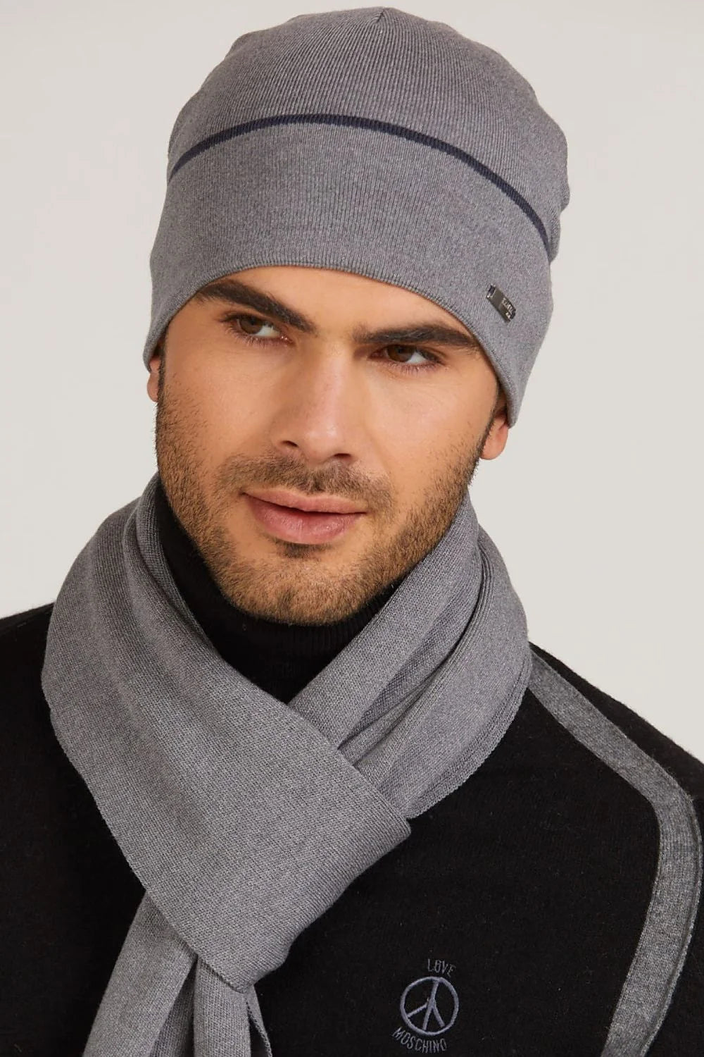 Bonnet et écharpe assortis Kamea pour femme, style moderne, matériau doux, couleur grise, bande contrastante, logo métallique, idéal pour l'automne et l'hiver