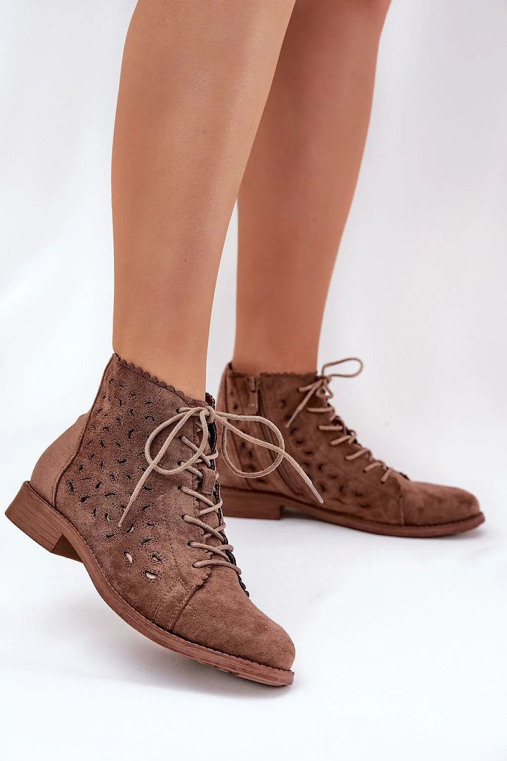 Bottes pour femmes en suédine perforée style élégant tige montante cheville lacets fermeture éclair cuir artificiel antidérapant talon plat 11 cm 3 cm