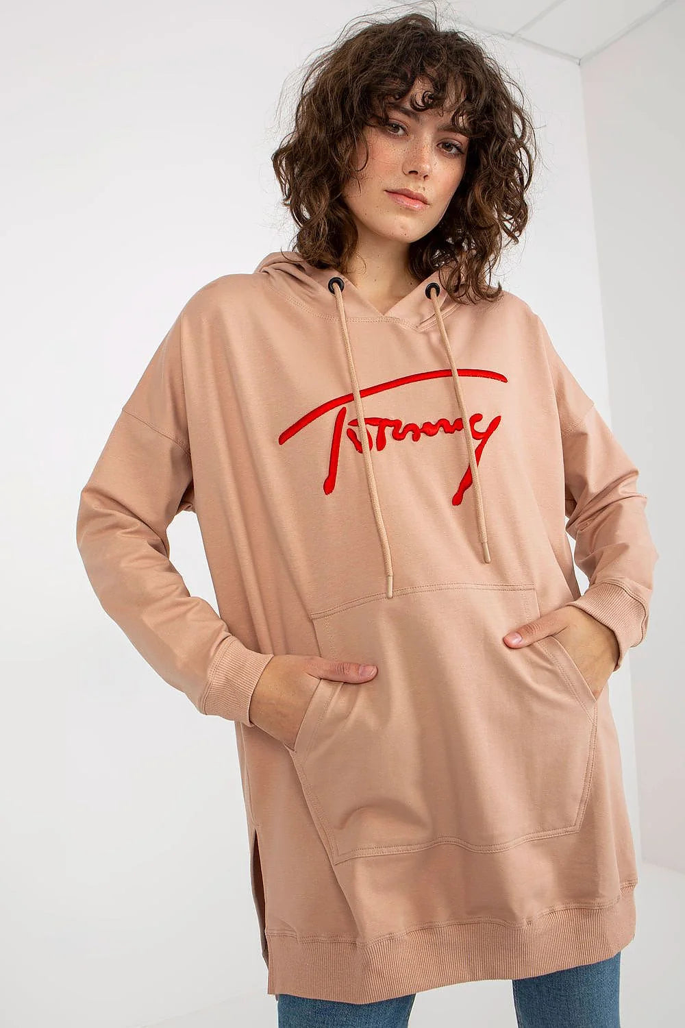 Sweatshirt à capuche oversize pour femmes, design moderne, beige, logo rouge, kangourou, côtés fendus, coton polyester élasthanne