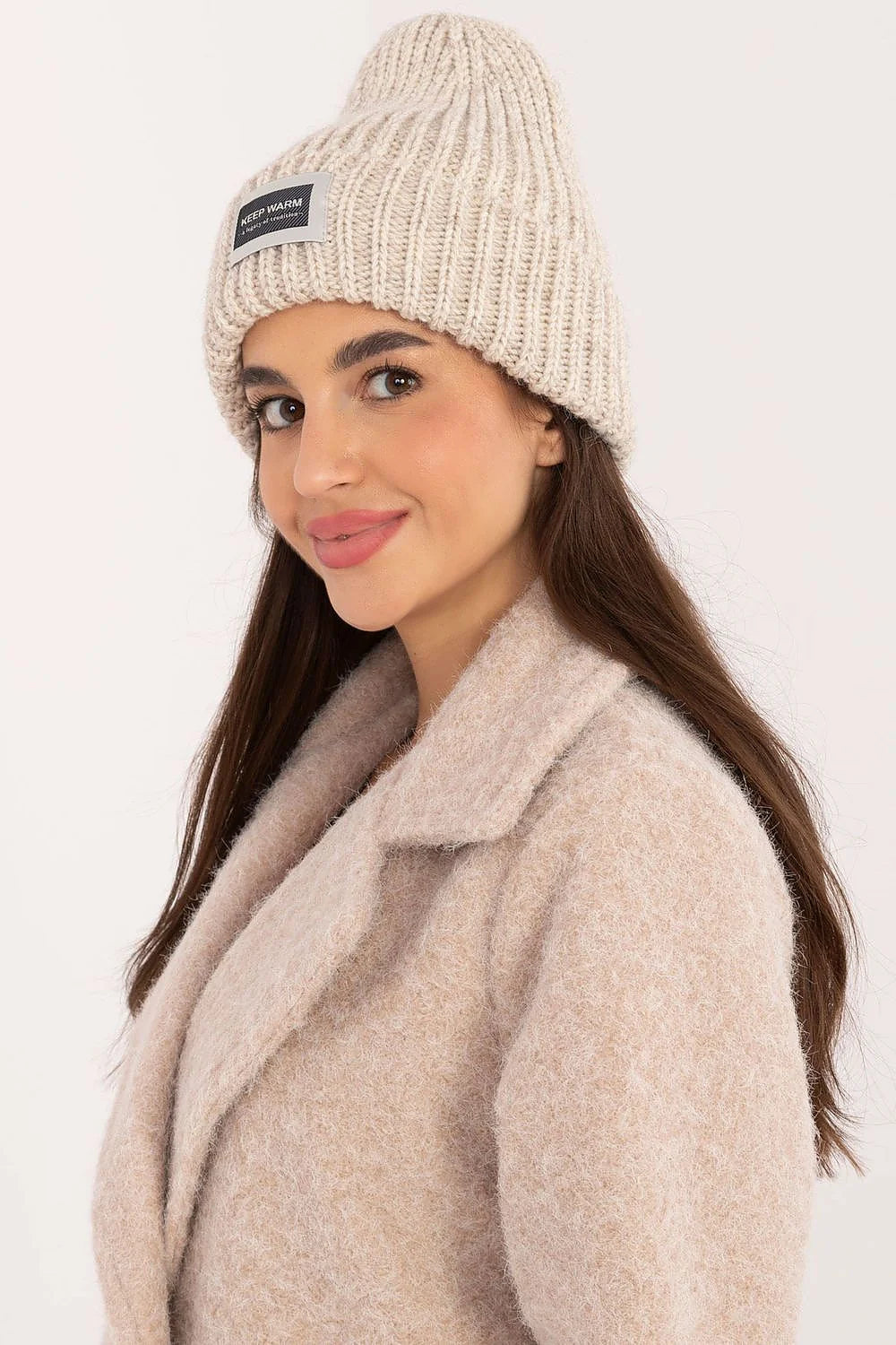 Bonnet tricot femme en acrylique beige à encolure côtelée et patch 'KEEP WARM' style casual hiver