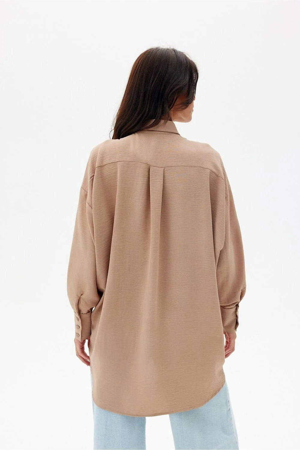 chemise femme oversize beige manches longues bouffantes col classique boutons assortis poche poitrine tissu fluide texturé coupe ample poignets boutonnés