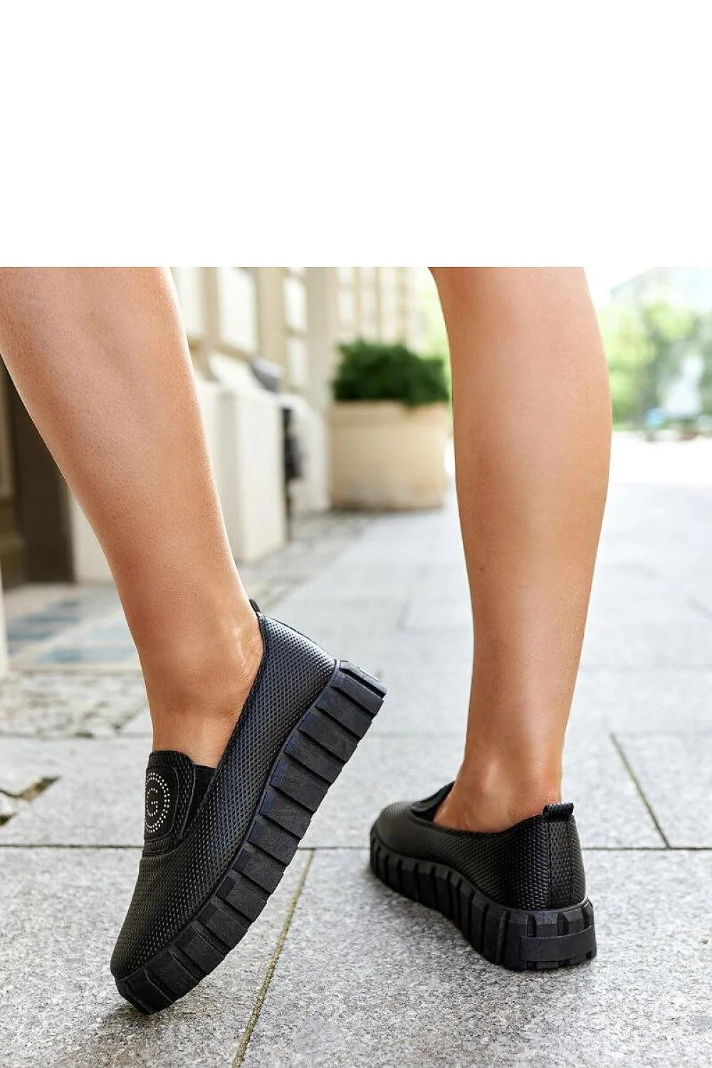 Chaussures basses modernes pour femmes design fonctionnel couleur noire matériau mesh semelle épaisse style slip-on confortable pour quotidien et occasions spéciales durables