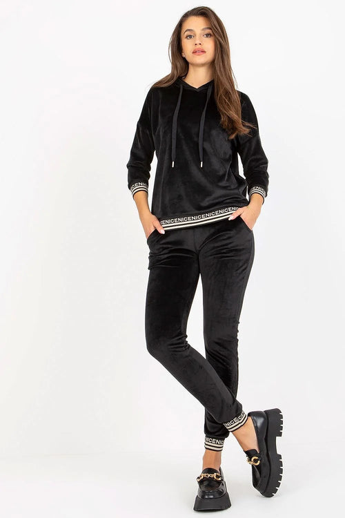 Ensemble velours noir capuche trois quarts ajustée pantalon élastique poches latérales contrastes modernes style décontracté confortable silhouette élégante
