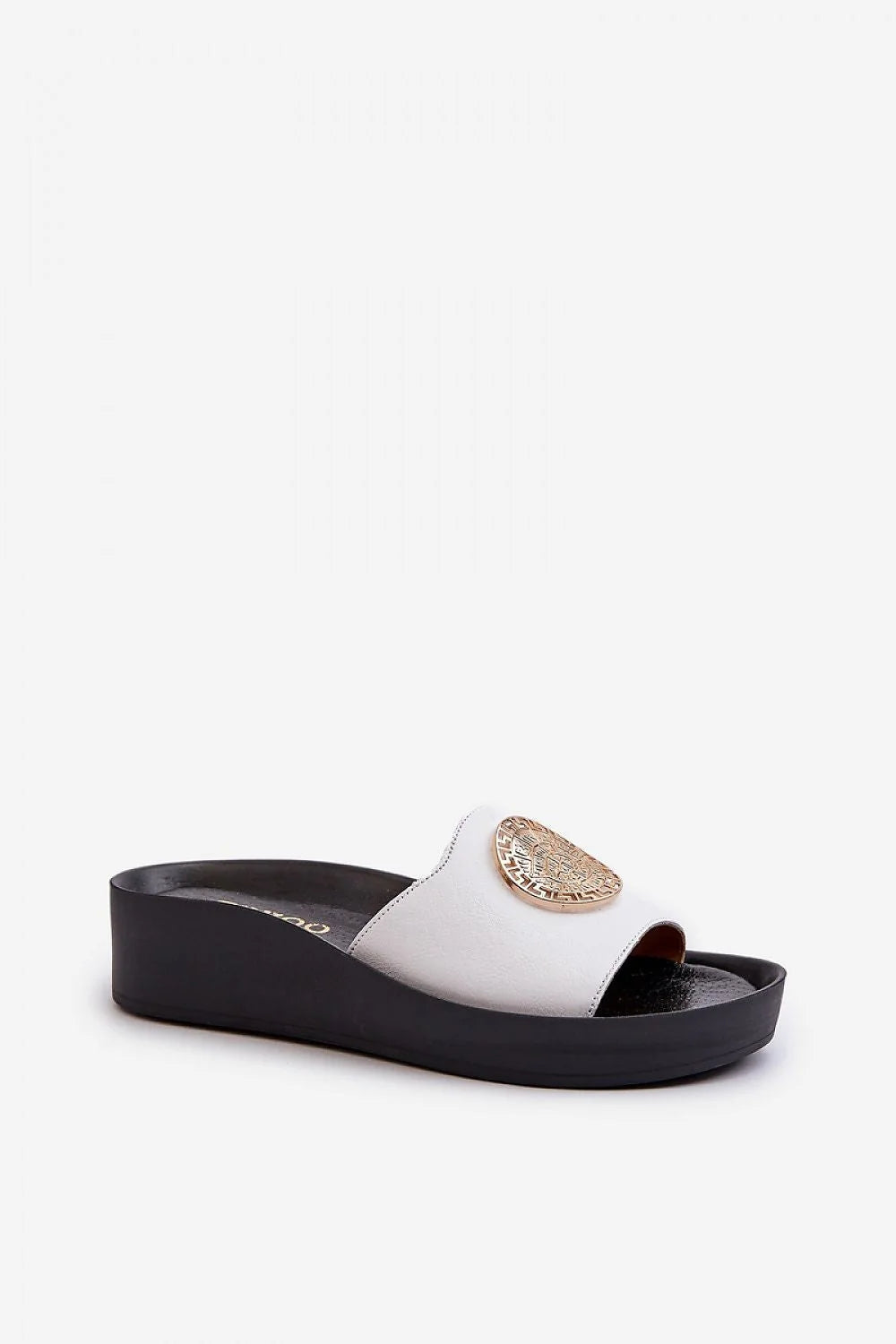 Sandales ouvertes mules élégantes cuir blanc semelle noire médaillon doré confortable femmes été décontracté