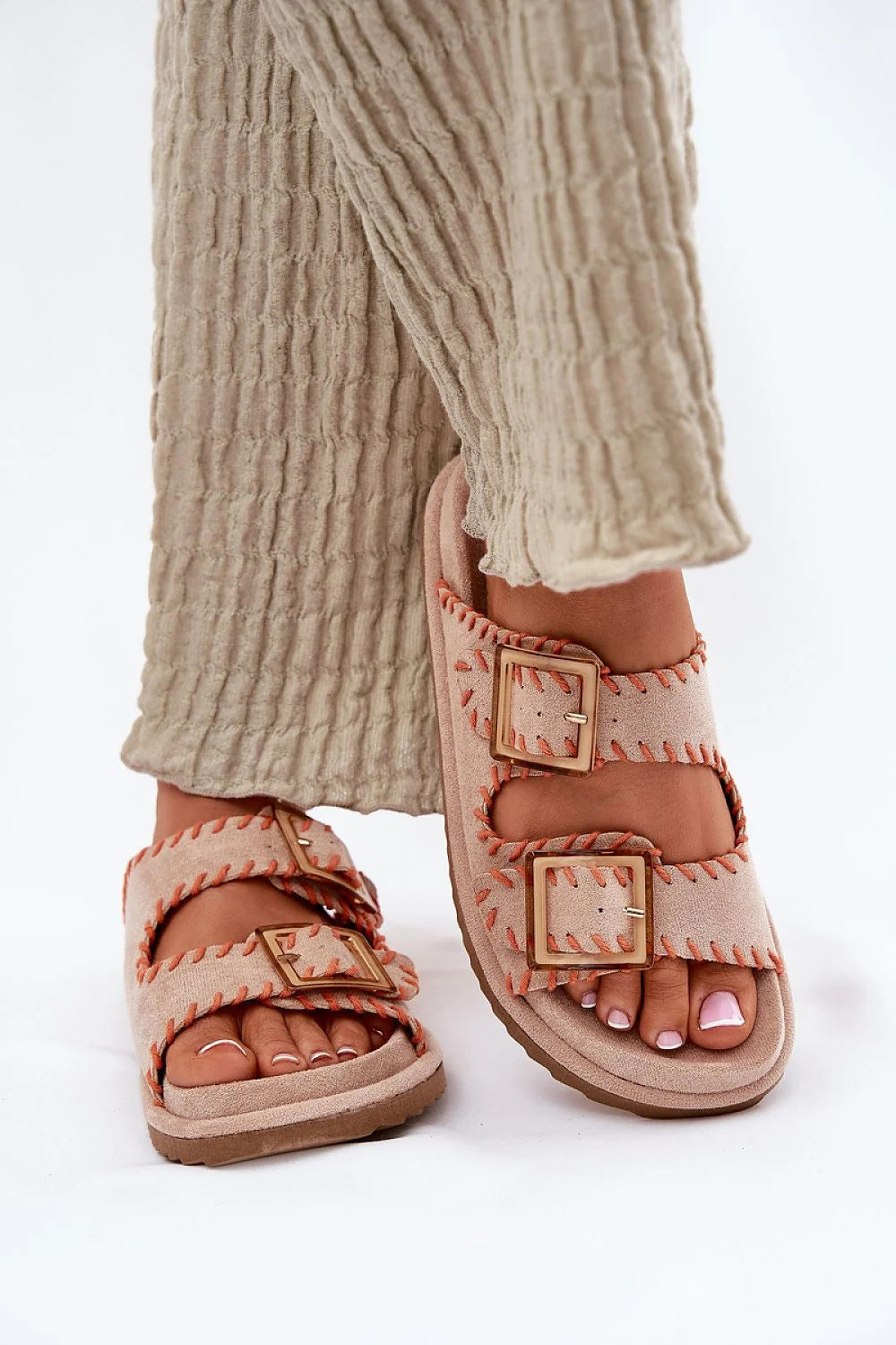 sandales féminines suédine écologique artisanal beige surpiqûres orange boucles carrées dorées double bride réglable semelle rembourrée antidérapante plateforme confort estival