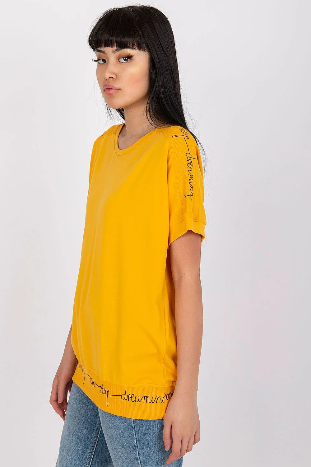 T-shirt femme moderne coupe ample manches courtes couleur jaune vif lettrage "never stop dreaming" coton élasthanne respirant