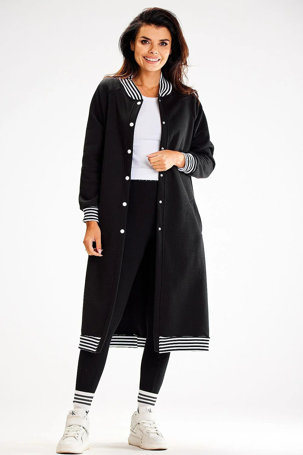 Manteau long pour femme style universitaire rayures blanches et noires coton élasthanne poches latérales boutons pression versatile décontracté moderne hiver urbain