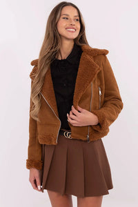 Veste aviateur femme en suédine fourrure synthétique col large plissée, jupe mi-cuisse couleur brune, style chic décontracté automne hiver