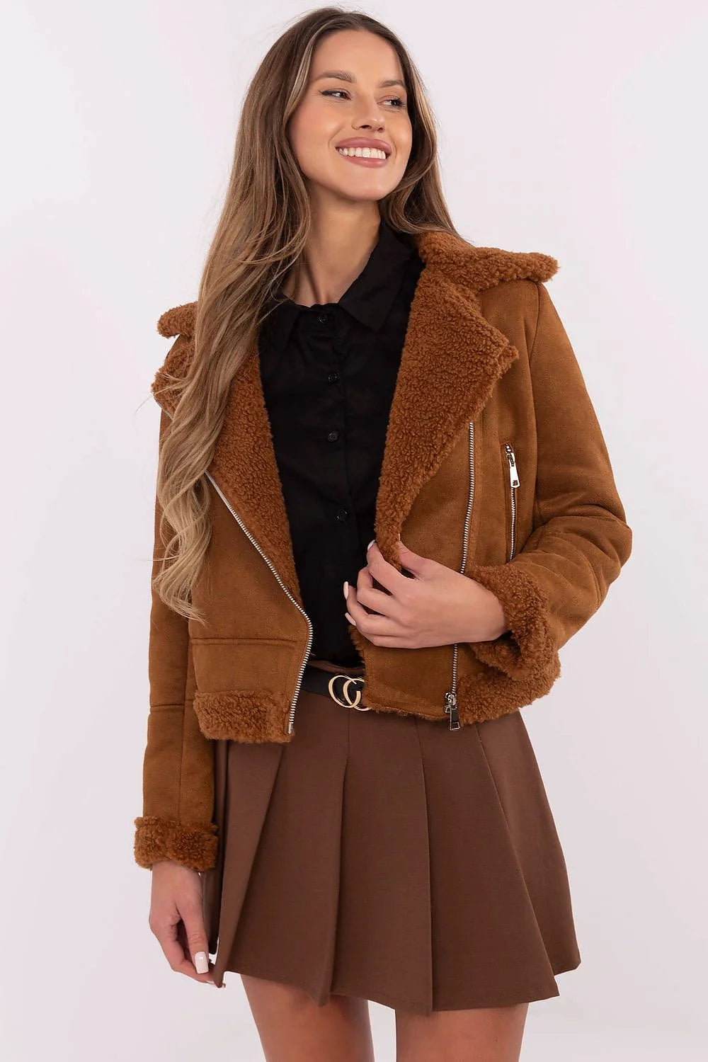 Veste aviateur femme en suédine fourrure synthétique col large plissée, jupe mi-cuisse couleur brune, style chic décontracté automne hiver