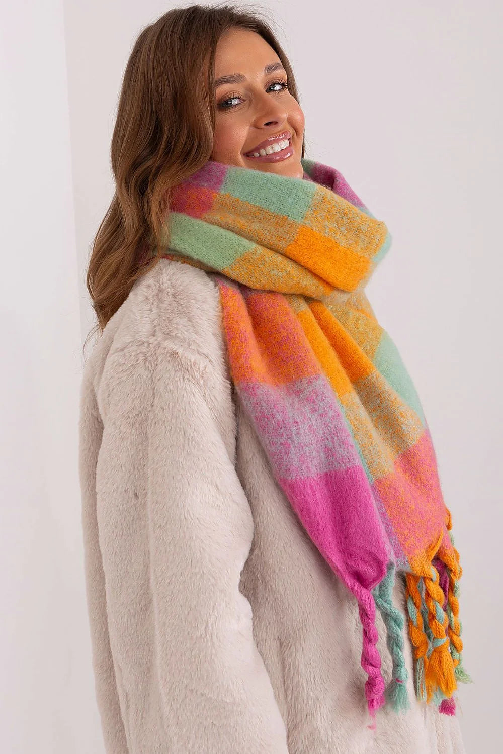 écharpe longue femme oversize grands carreaux colorés fuchsia menthe orange moutarde mohair doux moelleuse franges tressées cosy hivernale bohème chic