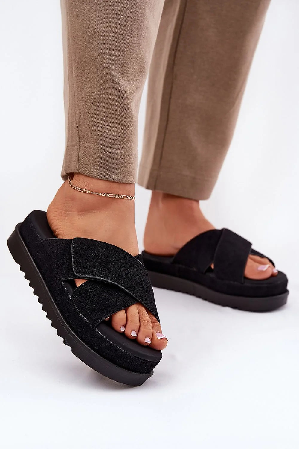 Sandales femmes modernes style décontracté suédine noire bride croisée semelle épaisse plateforme talon ouvert été