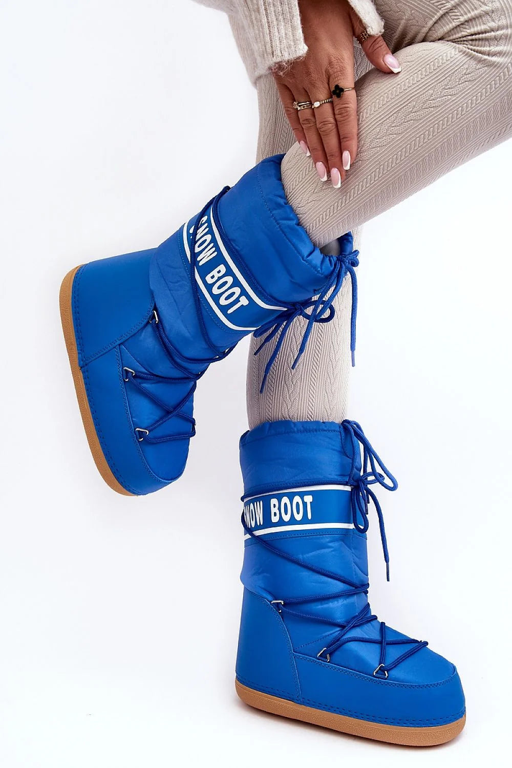 Bottes de neige pour femmes tendance et fonctionnelles, style sportif, couleur bleu vif, lacets assortis, semelle antidérapante, isolation thermique, plateforme massive, coupe mi-haute, finitions élégantes, snow boot, hiver, outdoor, mode, confort