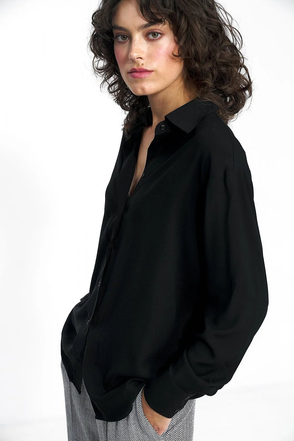 Chemise femme manches longues épaules carrées col classique tissu fluide noir viscose 100% tailles 36-42