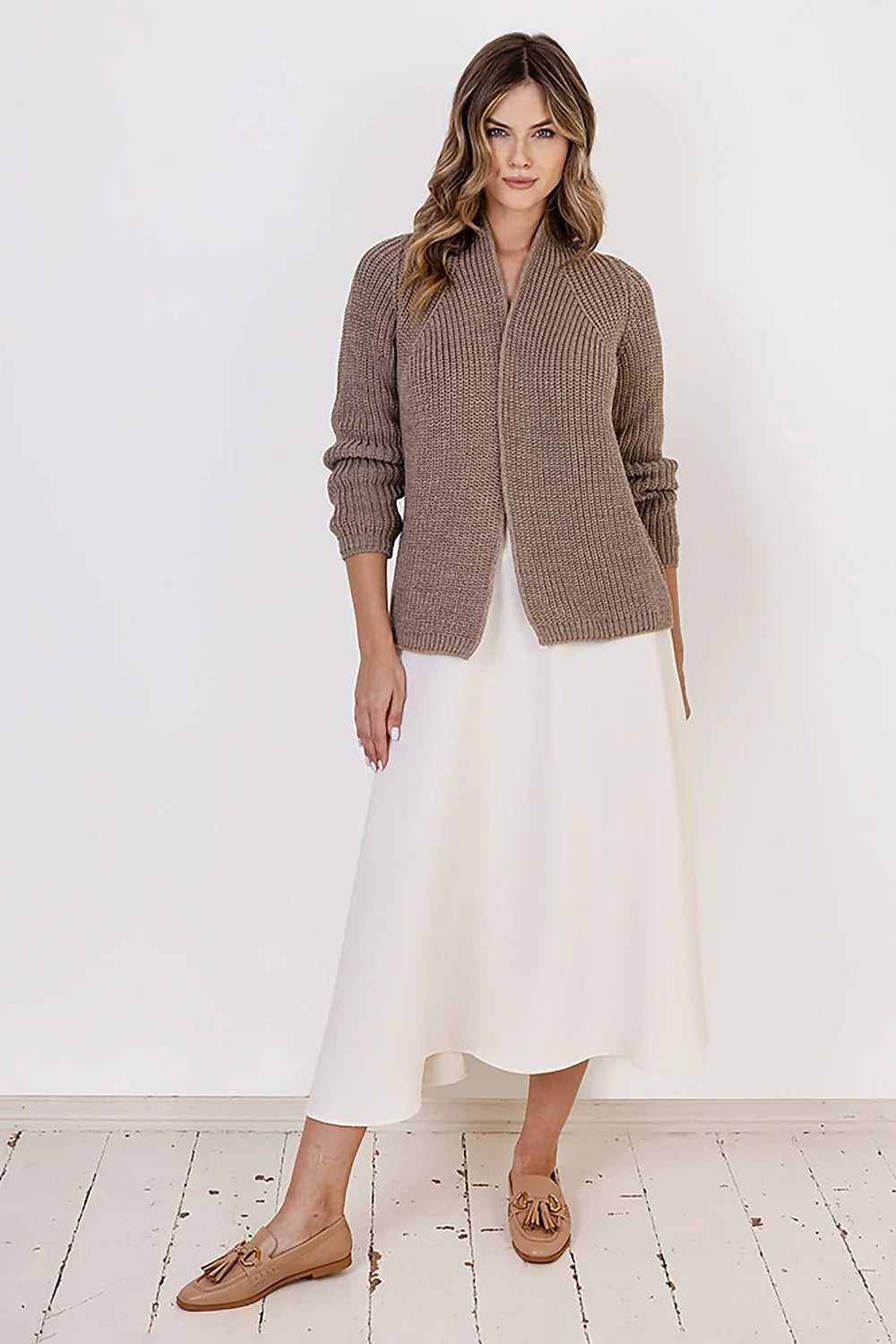 cardigan côtelé col châle taupe laine acrylique doux chaud manches raglan coupe ajustée longueur hanches bords côtelés superposable féminin élégant