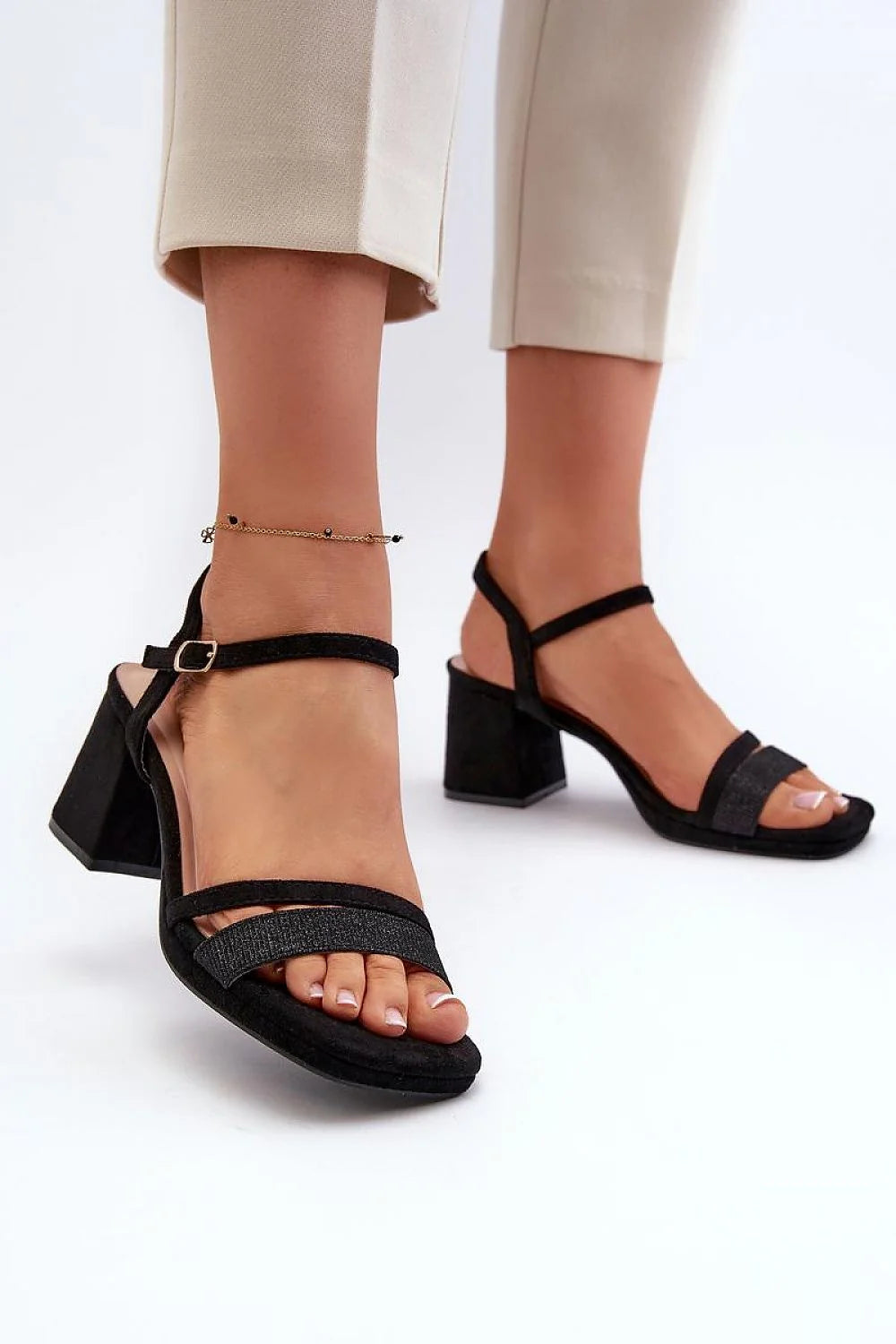 sandales stiletto talon haut cuir écologique noir brides fines ajustable cheville boucle dorée semelle matelassée rembourrée confort élégant glamour soirée