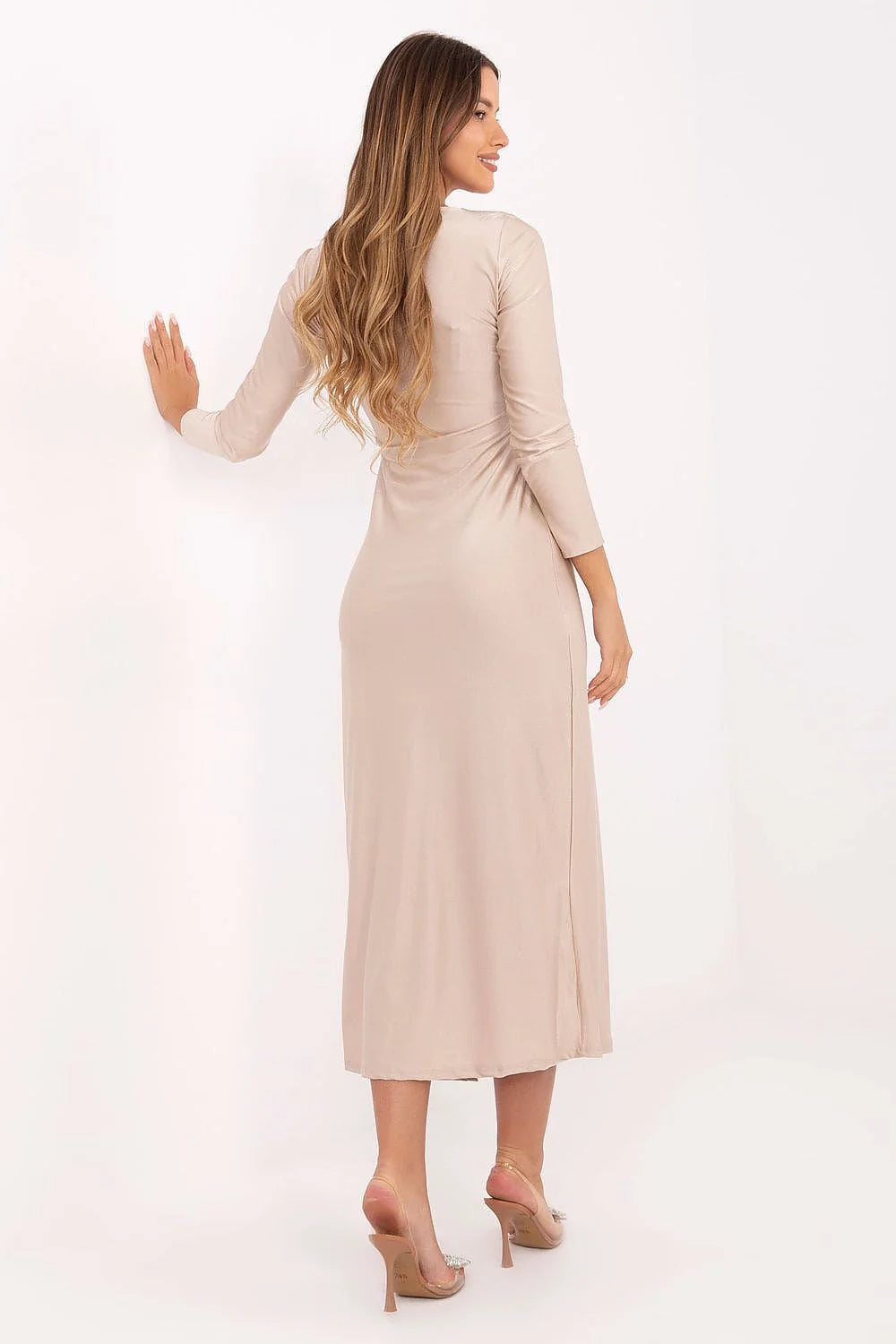 robe soirée élégante portefeuille midi satinée légère drapée asymétrique col bateau manches longues bijou doré taille fente latérale haute