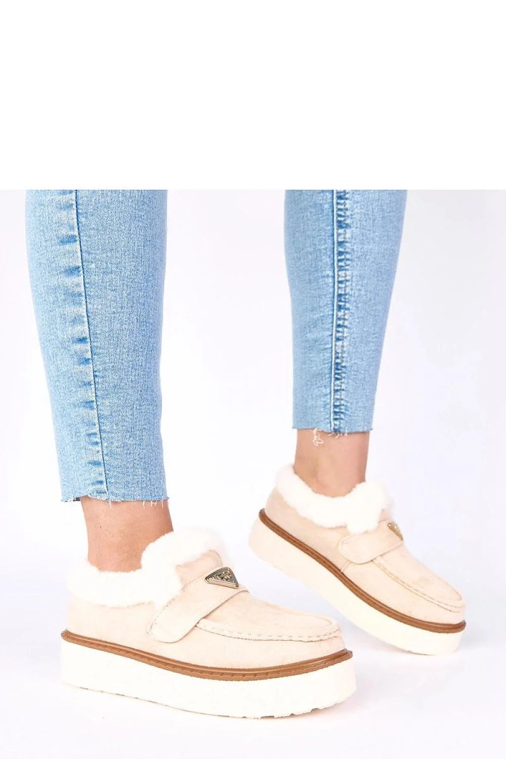 mocassins femme fourrés suédine beige clair plateforme fourrure semelle épaisse blanche liseré marron bride penny badge triangulaire antidérapante confort hiver