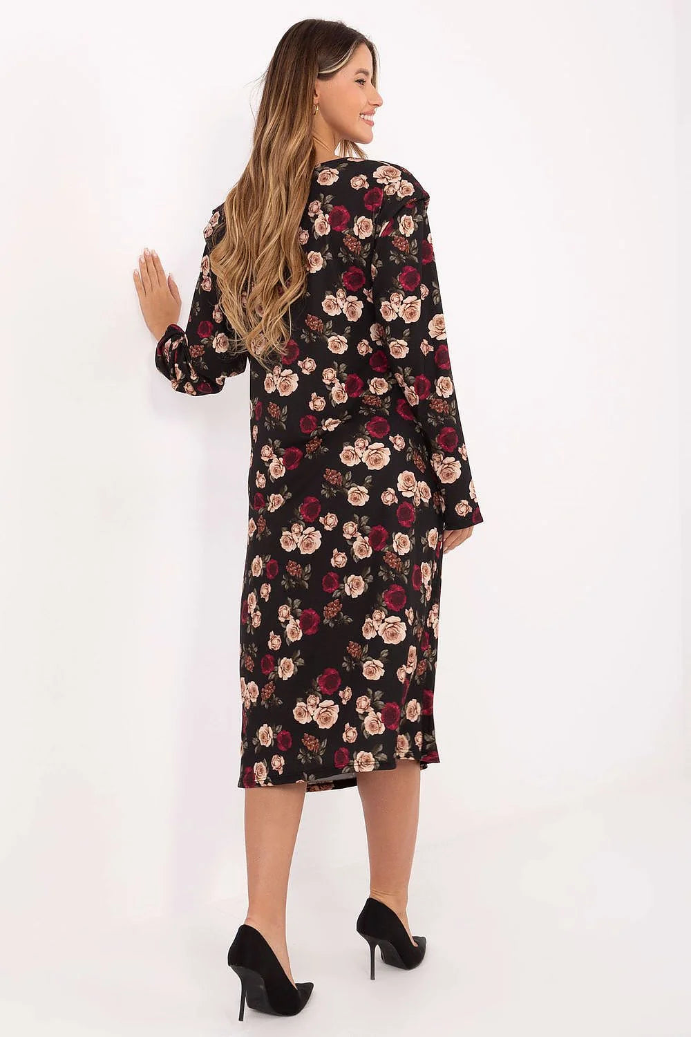 robe midi drapée manches longues col rond imprimé floral roses rouges fond noir satiné fluide fronces taille fente avant ajustée
