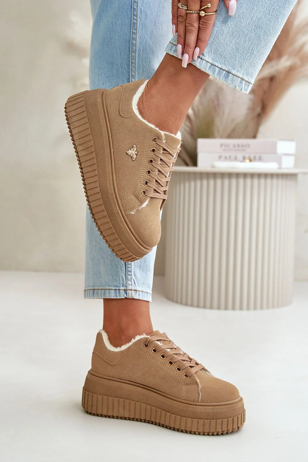 chaussures femme moderne confortable plateforme épaisse fourrure beige daim synthétique doublure chaude lacets plats œillets dorés motif abeille semelle adhérente